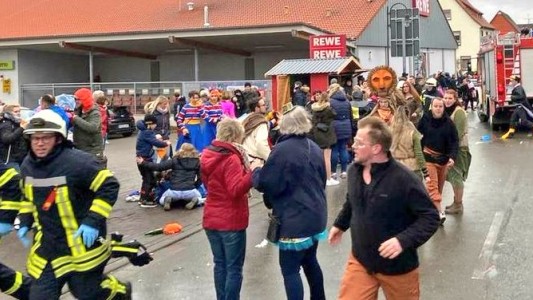 Un vehículo embistió a una multitud en un desfile de carnaval en Alemania