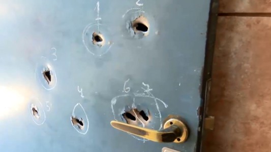 Balearon una vivienda y dejaron una amenaza para que abandonen el lugar