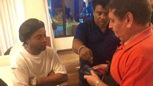 Detuvieron a Ronaldinho en Paraguay por presentar un pasaporte falso