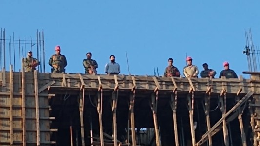Un grupo de albañiles paró el trabajo para cantar Aurora junto a los chicos de una escuela