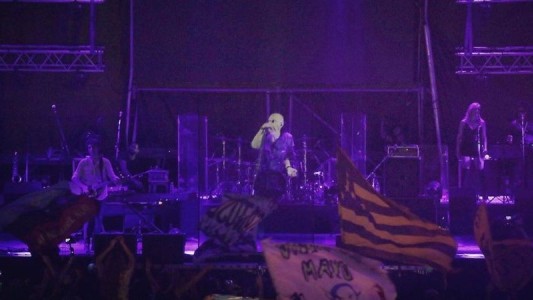 El Indio Solari se coló en el recital de su banda "como holograma"