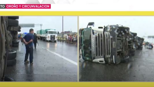 Volcó un camión de carne y vecinos se acercaron para llevarse mercadería