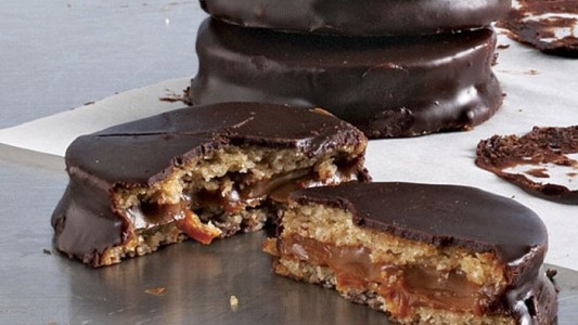 La ANMAT prohibió la comercialización de un alfajor de chocolate, una yerba y choclos enlatados