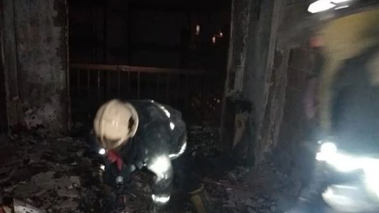 Preparaba alcohol en gel, se incendió su departamento y saltó de un piso 11