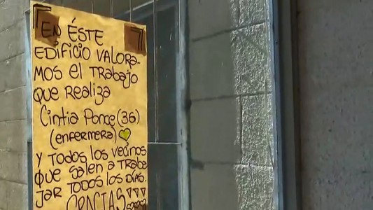 Gestos que emocionan: un barrio orgulloso del trabajo de su enfermera