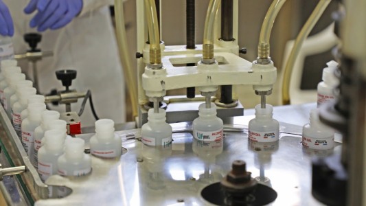 El Laboratorio Industrial Farmacéutico de la provincia ya produce alcohol en gel