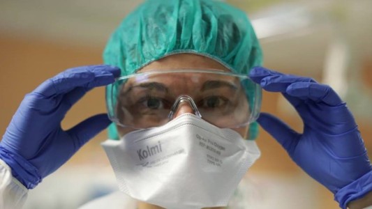 Son médicos, compraron barbijos profesionales por internet y los estafaron