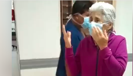 El emotivo aplauso a una mujer de 80 años que se recuperó de coronavirus: "Fueron mis ángeles"