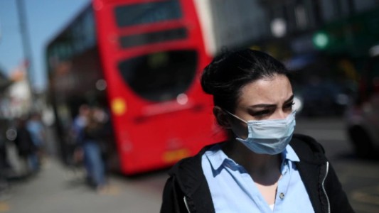 Reino Unido extiende la cuarenta hasta mayo tras superar los 13.700 fallecidos