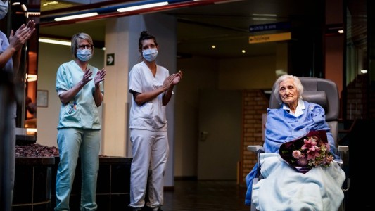 Tras cumplir 100 años, se recuperó de COVID-19 y salió del hospital