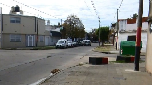Violento robo a una mujer en barrio Azcuénaga: la tiraron de la bici y la arrastraron