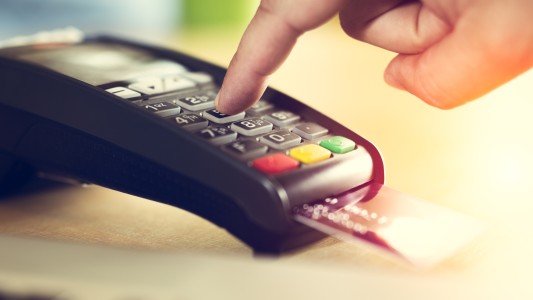 Las operaciones con tarjeta de crédito cayeron un 68 % interanual en abril