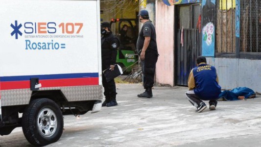 Asesinaron de un balazo en el pecho a un joven que tomaba una gaseosa en la calle