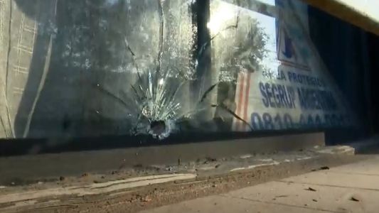 Balearon el frente de un taller mecánico en la zona oeste