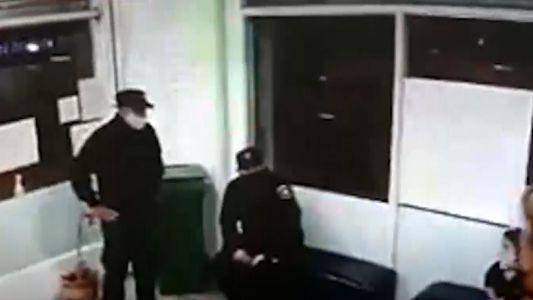 Dos personas vestidas con uniformes policiales robaron a mano armada en una carnicería