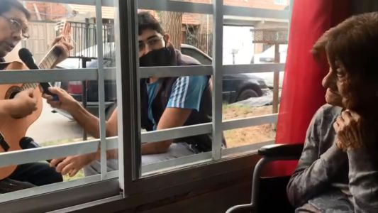 Aislados, pero juntos: le ofreció un "recital" a su mamá desde la vereda del geriátrico