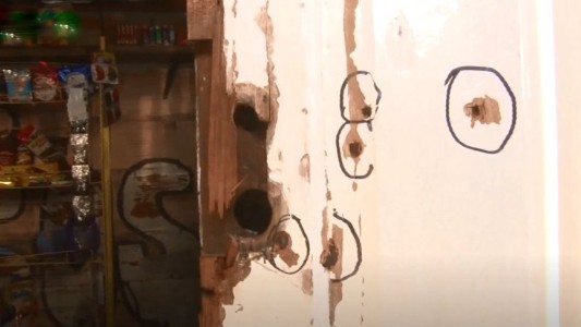 Una familia con dos criaturas quedó bajo una lluvia de balas narco dentro de su propia casa