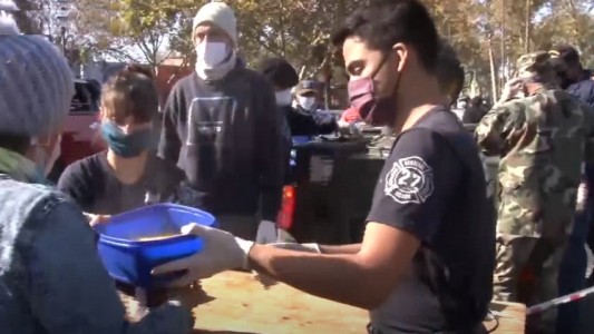 Bomberos, voluntarios y solidarios: celebraron su día con una olla popular entre vecinos
