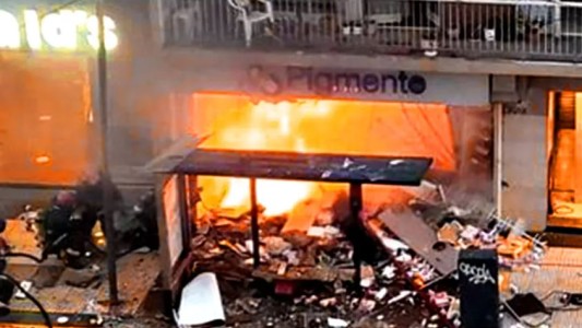 Dos bomberos muertos y varios heridos por una explosión en un comercio de Villa Crespo