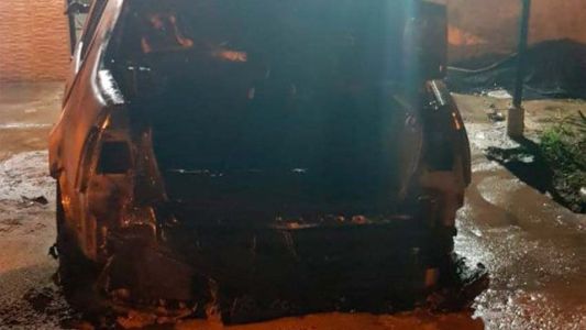 Tras incendiar su auto, acribillan a balazos a un hombre en la puerta de su casa