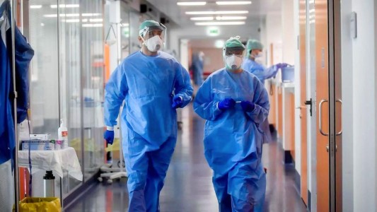 Proponen la "inmediata" matriculación de casi 5 mil médicos y enfermeros graduados en todo el país