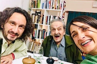 "Su partida me atormenta": dos académicos del Conicet recuerdan a su padre, víctima del coronavirus