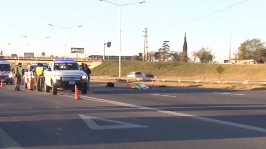 Un motociclista murió y un ciclista resultó herido tras ser arrollados por una camioneta
