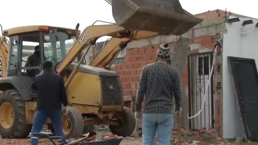 Derriban viviendas en terrenos ocupados: varias familias denuncian que fueron estafadas