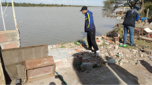 Por la bajante del río, se desmoronó la barranca y varias familias se tienen que mudar