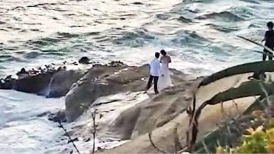 Video: la pareja de recién casados que fueron tragados por una ola