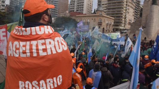 Caravana y  "ruidazo" en el Monumento en apoyo a la intervención de Vicentin