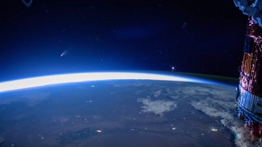 Un enorme cometa atraviesa el cielo y puede verse desde Argentina