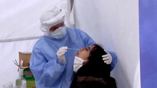 Jornada récord con 30 casos de covid-19 en la provincia, 16 en Rosario