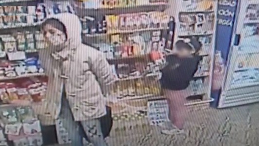 Llevó a su pequeña hija a robar un almacén: se fueron con casi 6 mil pesos en mercadería