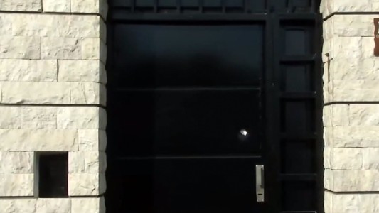 Balean el frente de una vivienda y los amenzan para que entreguen dinero en efectivo