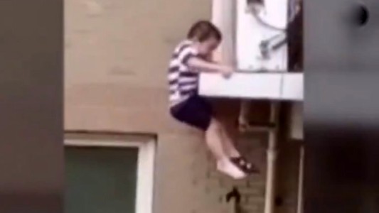 Atrapó en el aire a un nene que caía desde un quinto piso