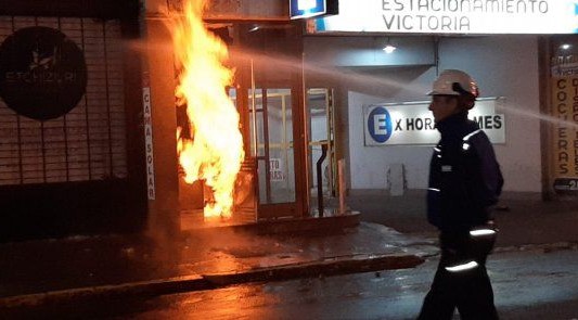 El incendio de una casilla de gas causó caos en Corrientes y Pellegrini