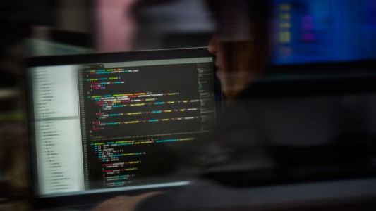 EE.UU. acusa a dos hackers chinos de robar información sobre la vacuna contra el coronavirus