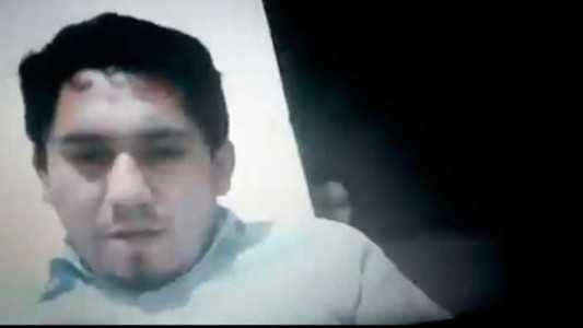 Una clase de terror: una "nena fantasma" apareció atrás de un profesor en plena reunión