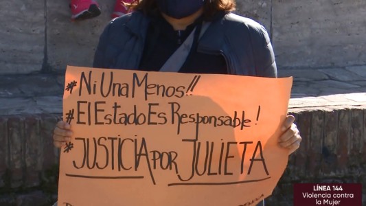Mujeres rosarinas reclamaron en el Monumento justicia por el femicidio en Berabevú