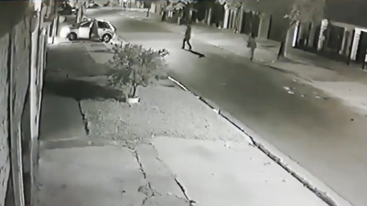 Video: tres hombres armados le robaron el auto a una mujer en zona sur