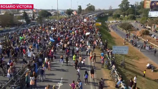 Miles de personas renovaron el pedido para que cesen los incendios en las islas