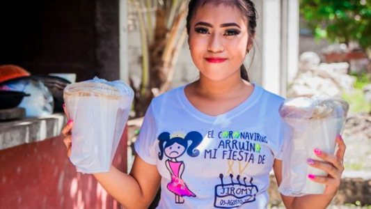 Regaló la comida de su fiesta de 15 a las personas afectadas por el coronavirus