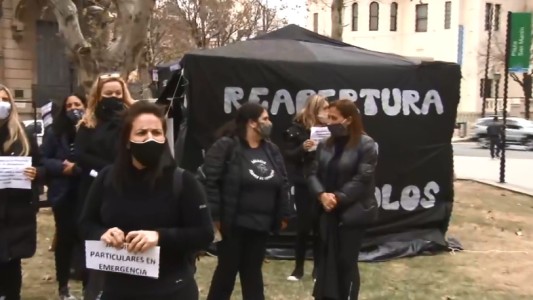 Jardines de infantes instalaron una carpa negra denunciando una situación de emergencia