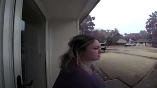 El impresionante momento en el que un rayo impacta a pocos metros de una mujer