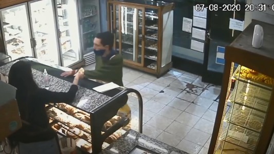 En pocos segundos, un solitario ladrón robó la recaudación de una panadería de barrio Martin