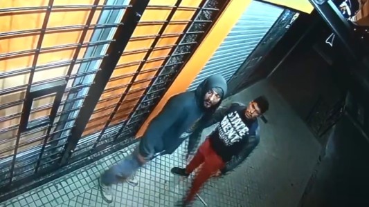 Así le roban los reflectores a un comercio que todavía no abrió sus puertas