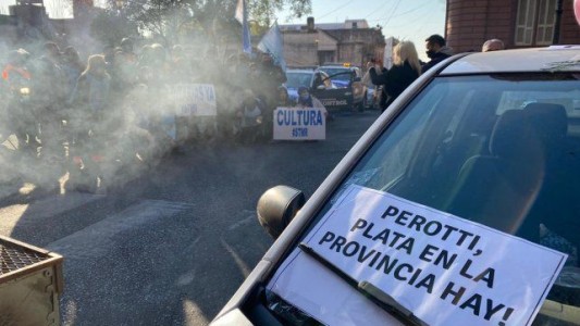 Empleados municipales recorren la ciudad en caravana para visibilizar su reclamo