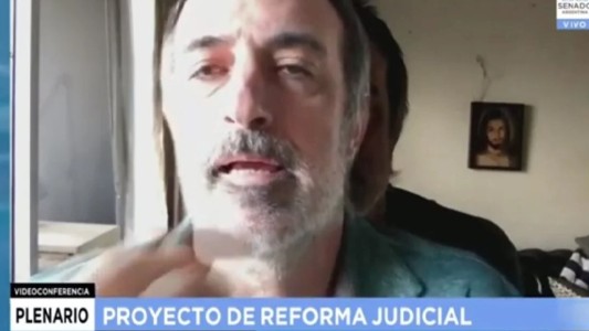 La insólita justificación de Bullrich por el fondo de pantalla de su foto