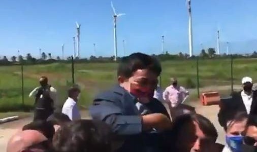 Bolsonaro alzó a un hombre enano pensando que era un niño
